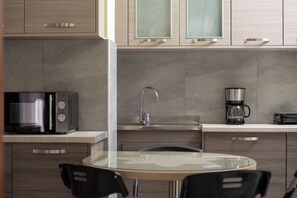 Kjøleskap, ovn, kokeplater og kaffetrakter/tekoker