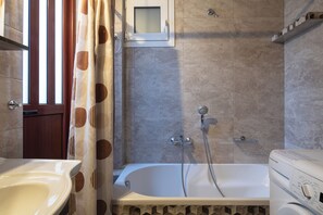 Combined shower/tub, free toiletries, hair dryer, towels