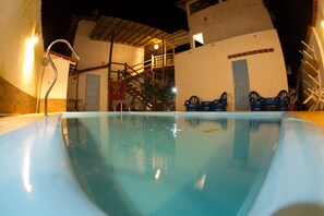 Piscine extérieure, parasols de plage, chaises longues