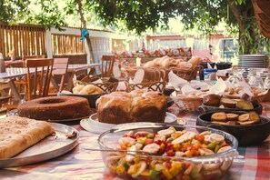 Petit-déjeuner préparé sur commande servi tous les jours en supplément