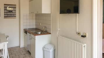 Kühlschrank, Herdplatte, Wasserkocher mit Kaffee-/Teezubehör