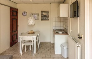 Réfrigérateur, micro-ondes, plaque de cuisson, cafetière/bouilloire