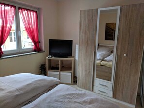 1 bedroom, desk, iron/ironing board, travel crib - Apartment Huber - Utting am Ammersee (Bavaria), 2-3 persons (Utting am Ammersee)