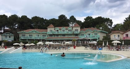 Talo 6/8 hlöä kuuluisassa loma-klubissa - mäntymetsä, valtameri, järvi, valintasi!