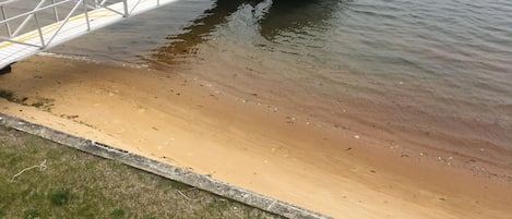 على الشاطئ، كراسي للتشمس