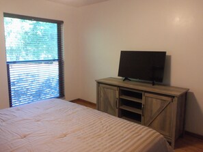 1 chambre, matelas mémoire de forme, fer et planche à repasser