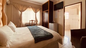 In-room safe, desk, laptop workspace, blackout curtains - Sidze Guest House (Polokwane)