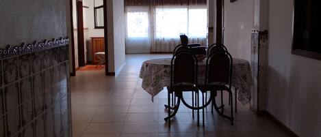 电视、DVD 播放器、书