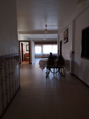 Télévision, lecteur de DVD, livres