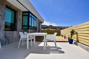 Outdoor dining - Stunning city center penthouse with terrace, next to sports pier (Las Palmas de Gran Canaria)