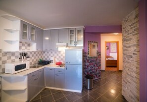 ثلاجة، ميكروويف، موقد طهي مسطح، ماكينة لصنع القهوة/الشاي