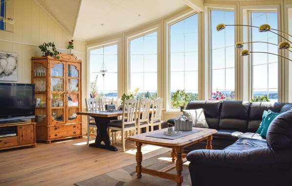 TV, fireplace - Gorgeous home in Torangsvåg with WiFi (Torangsvåg)