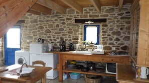 冷蔵庫、電子レンジ、オーブン、コンロ