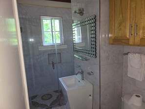 Dusj, hårføner, håndklær og såpe