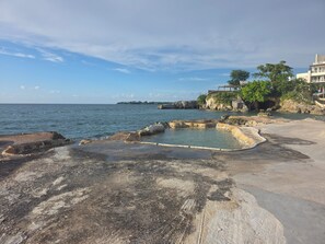 En la playa, camastros y toallas de playa 