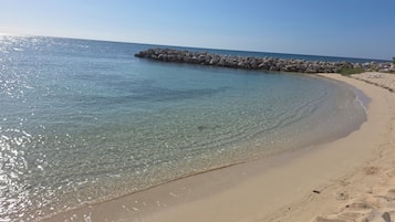 Plage, chaises longues, serviettes de plage