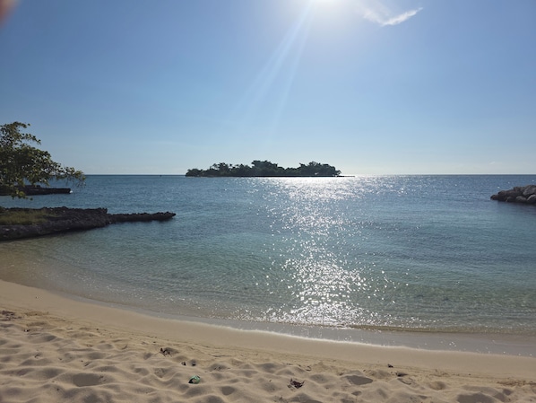 Plage, chaises longues, serviettes de plage