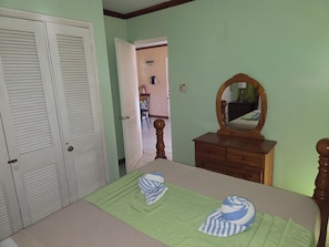 1 chambre, coffres-forts dans les chambres, fer et planche à repasser