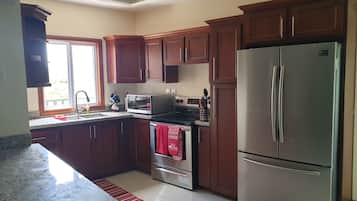 Refrigerador, microondas, horno y tetera eléctrica