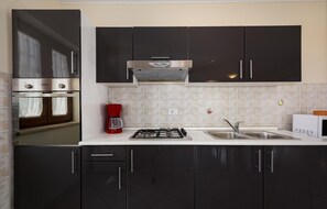 Fridge, stovetop, dishwasher, coffee/tea maker