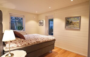 2 bedrooms, travel crib, free WiFi