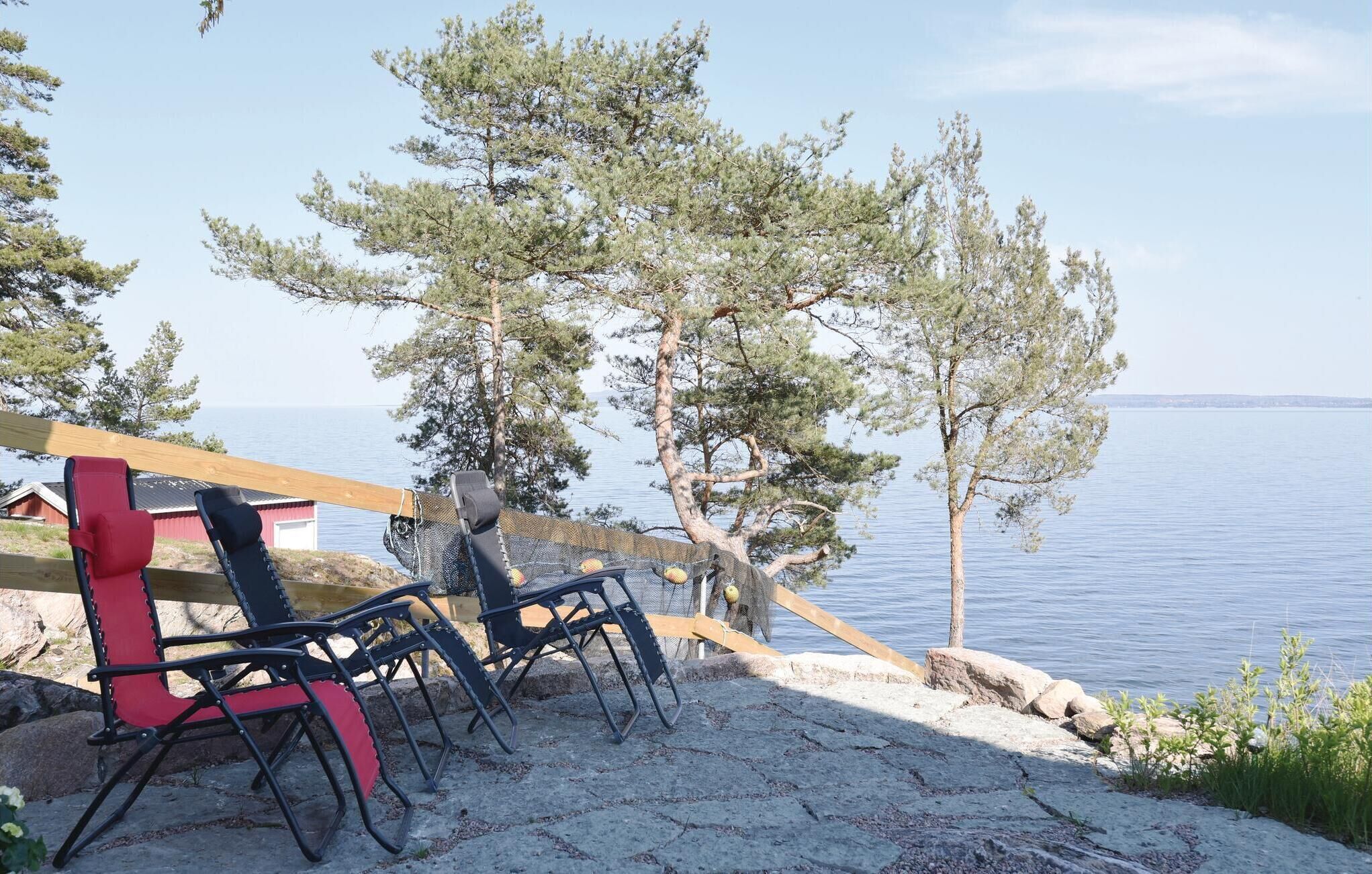 Tavolo all'aperto con vista su un lago e alberi.