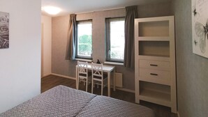 A bedroom with a bed, a desk, and a wardrobe. - Pet friendly home in Zeewolde with WiFi (Zeewolde)
