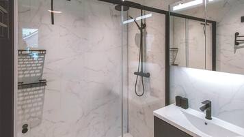 Combined shower/tub