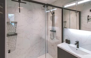 Combined shower/tub