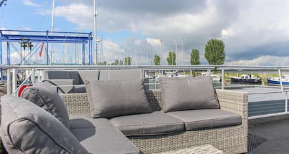 Gemütliches Schiff in Lelystad