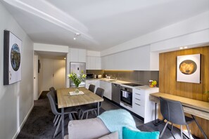Appartement, 2 slaapkamers | Privékeuken | Een koelkast met diepvriezer, een microgolfoven, een oven, een kookplaat
