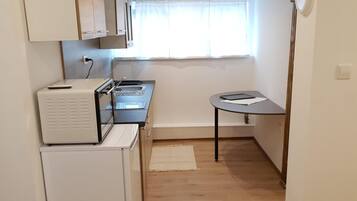 Fridge, oven, electric kettle, cookware/dishes/utensils