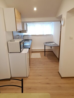 Kühlschrank, Ofen, Wasserkocher, Kochgeschirr/Geschirr/Besteck