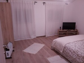 2 bedrooms, desk, free WiFi, bed sheets