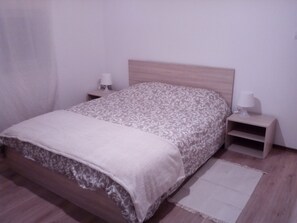 2 bedrooms, iron/ironing board, WiFi, bed sheets