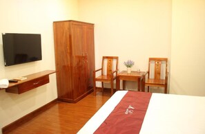 Minibar, desk, blackout curtains, soundproofing - Hoi An Green Channel Homestay (Da Nang)