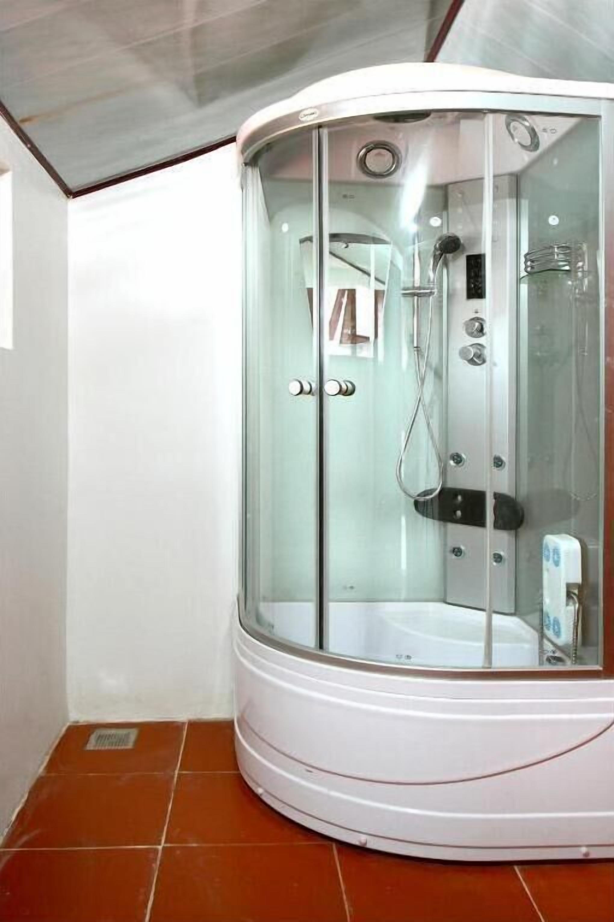 Shower, pancuran hujan, perlengkapan mandi gratis, dan pengering rambut