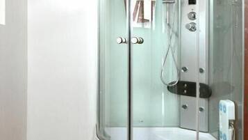 Shower, pancuran hujan, perlengkapan mandi gratis, dan pengering rambut