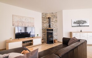 TV, fireplace - Gorgeous home in Vrsi with WiFi (Vrsi)
