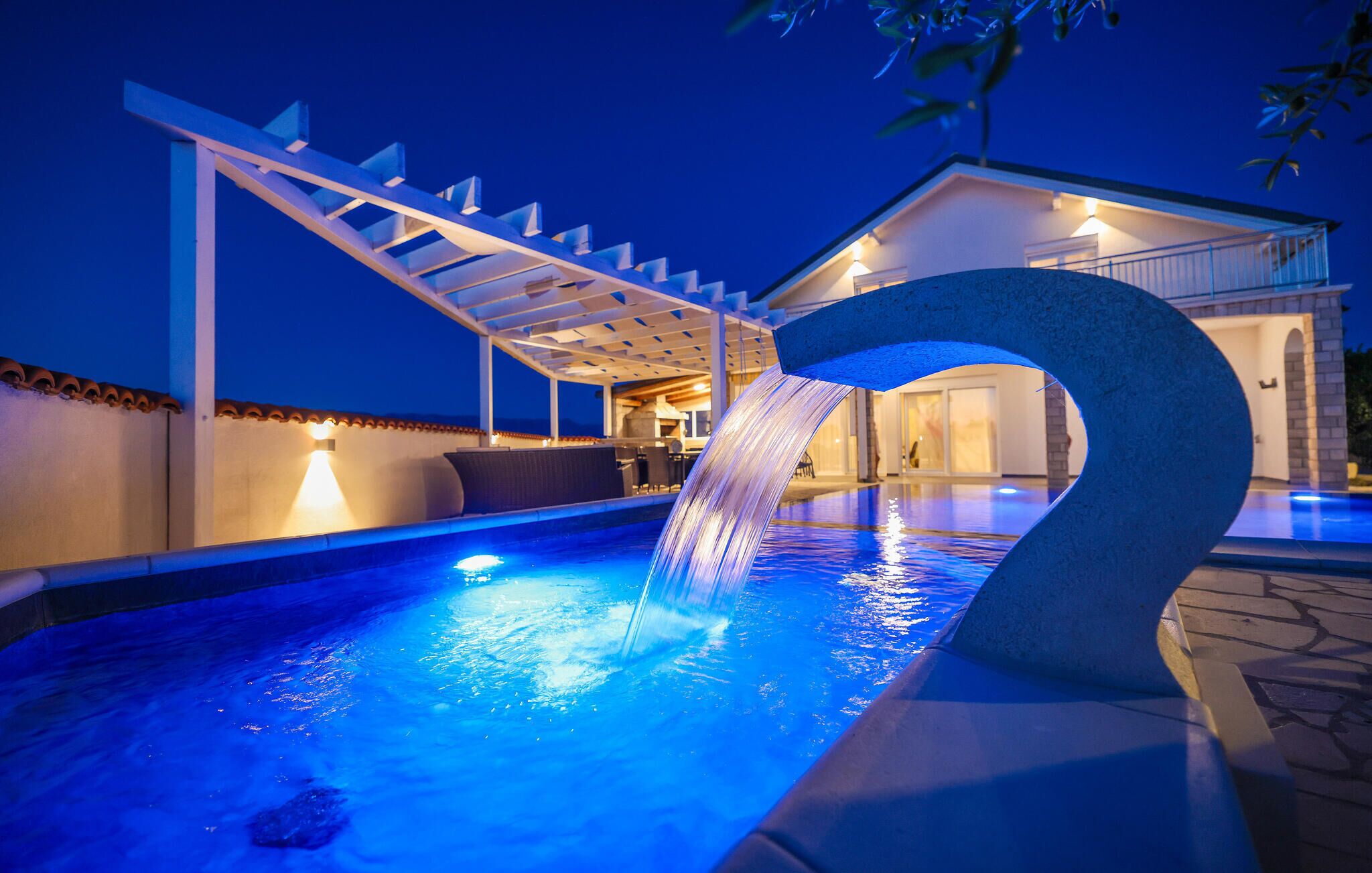 حمّام سباحة مُدفَّأ