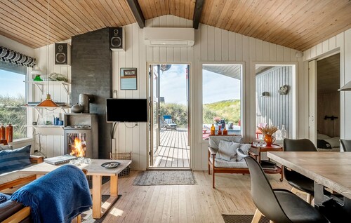 Nice home in Hvide Sande with WiFi