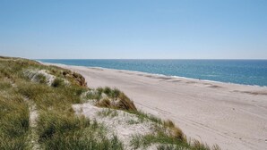 A beach with sand dunes and a clear view of the ocean. - Nice home in Hvide Sande with WiFi (Hvide Sande)