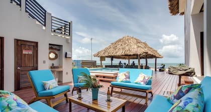 Suite de lujo frente al mar con bar en la piscina