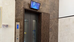 An elevator with a digital display, a control panel with accessibility options, and a sign indicating no smoking. - Toyoko Inn Nishi Funabashi Baraki Inter (Ichikawa)