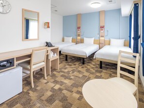 Chambre Triple, non-fumeurs | Couette en duvet d'oie, bureau, rideaux occultants