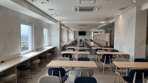 A modern classroom with rows of desks and chairs, large windows, and a flat-screen TV on the wall. - Toyoko Inn Nishi Funabashi Baraki Inter (Ichikawa)
