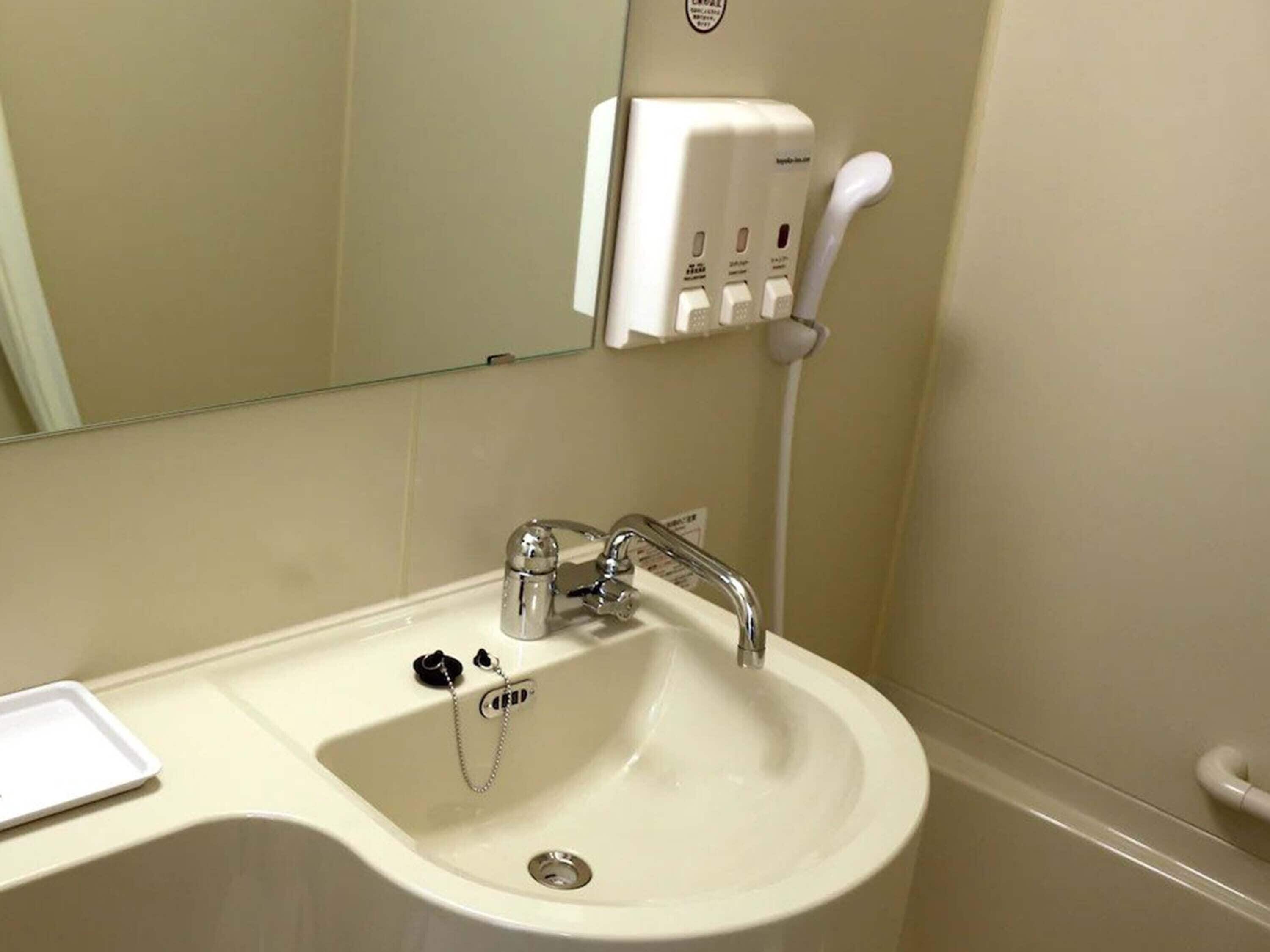 combined shower/bathtub, free toiletries, hair dryer, slippers