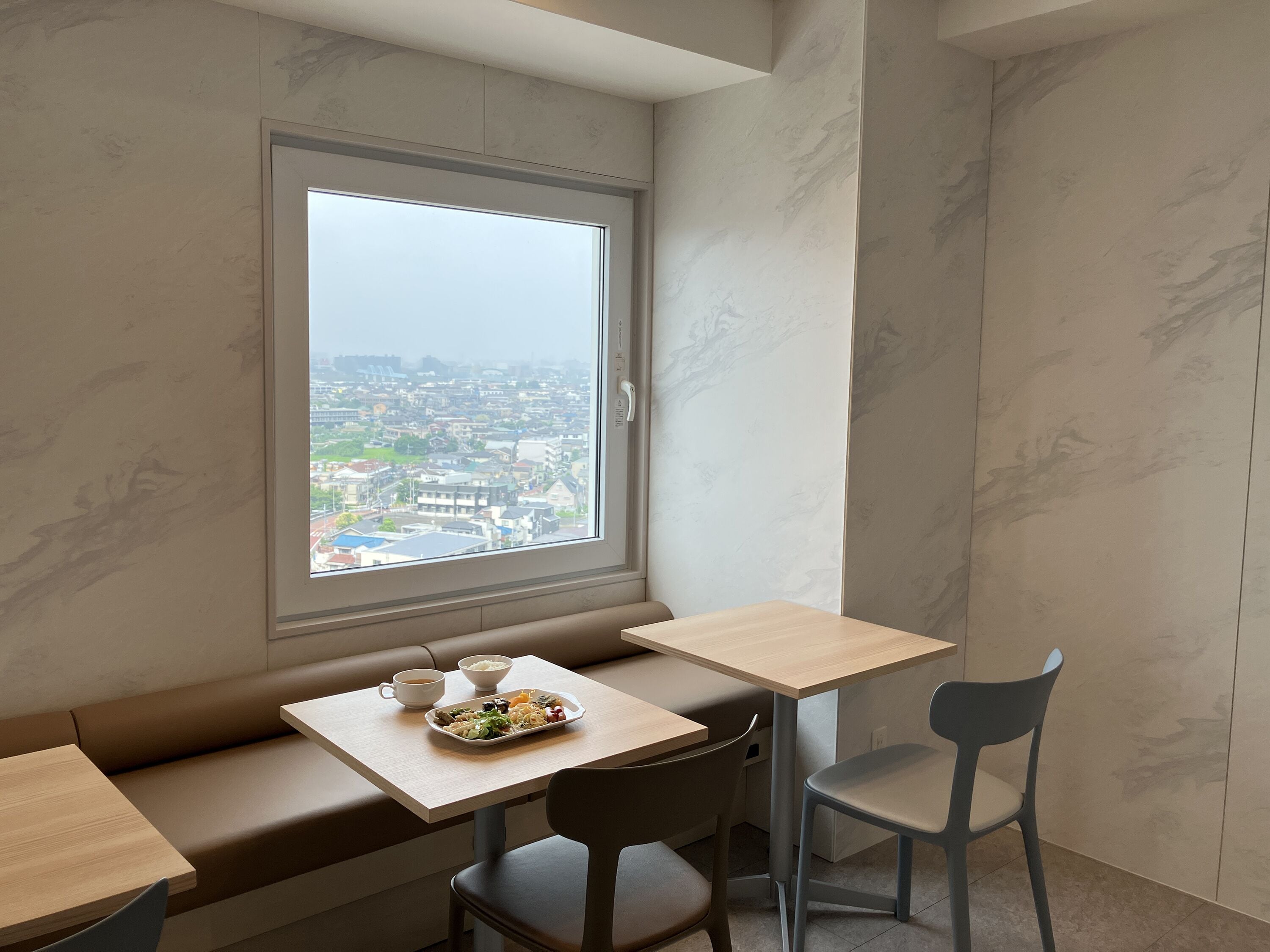 朝食 (ビュッフェ)、毎日提供 (無料)