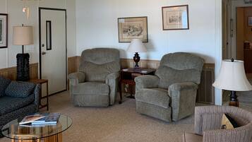 Televisión, reproductor de DVD, libros y estéreo