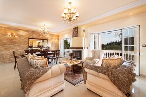 Tv, eldstad, dvd-spelare och böcker